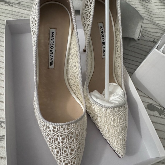 Manolo bhlanik wedding shoes! White lace pumps - Picture 3 of 12